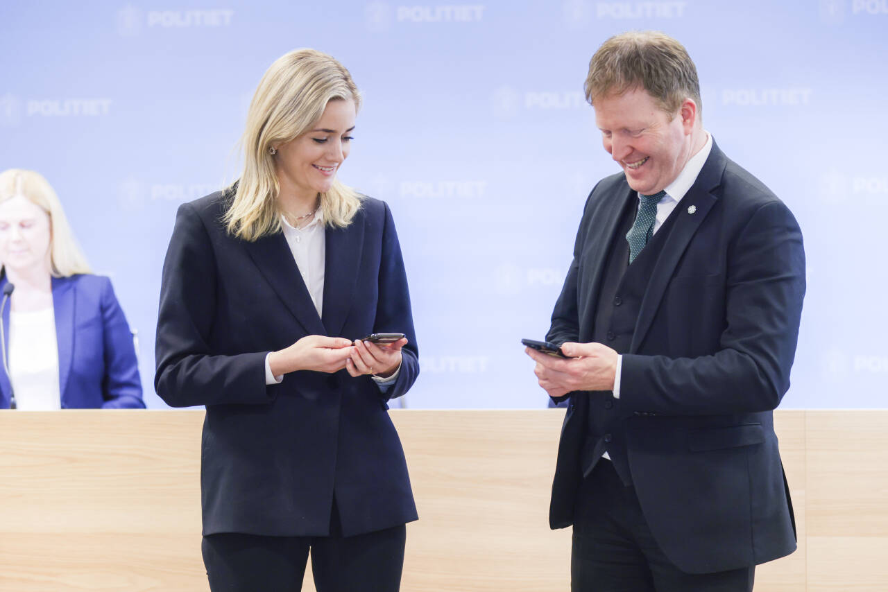 Justis- og beredskapsminister Emilie Enger Mehl (Sp) og kommunal- og distriktsminister Sigbjørn Gjelsvik (Sp) får demonstrert hvordan bruk av nødvarsel på mobil fungerer.  Foto: Hanna Johre / NTB