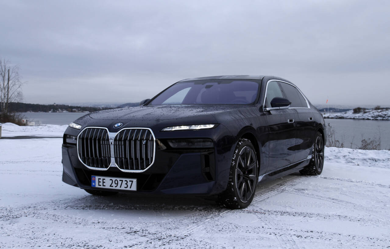 SVÆRE SAKER: I luksusbilen BMW i7 er komforten i baksetet minst like viktig som i førersetet. Dette er en bil for dem som liker å bli kjørt. Foto: Morten Abrahamsen / NTB