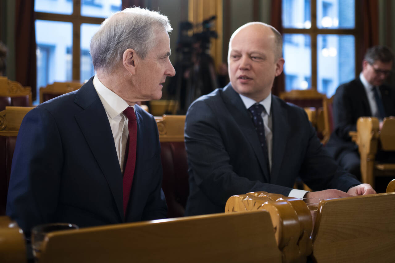 Finansminister Trygve Slagsvold Vedum (til høyre) truer med veto mot EUs fjerde energimarkedspakke når den kommer på statsminister Jonas Gahr Støres (Ap) bord. Foto: Terje Pedersen / NTB