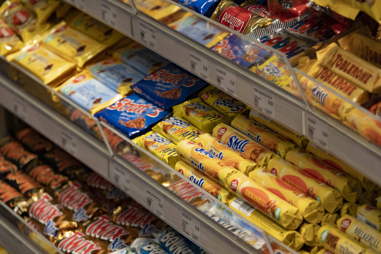 Sjokoladeprisen i Norge har falt, mens andre matvarer har blitt dyrere. Dagligvarekjedene bekrefter hard konkurranse på området. Foto: Geir Olsen / NTB