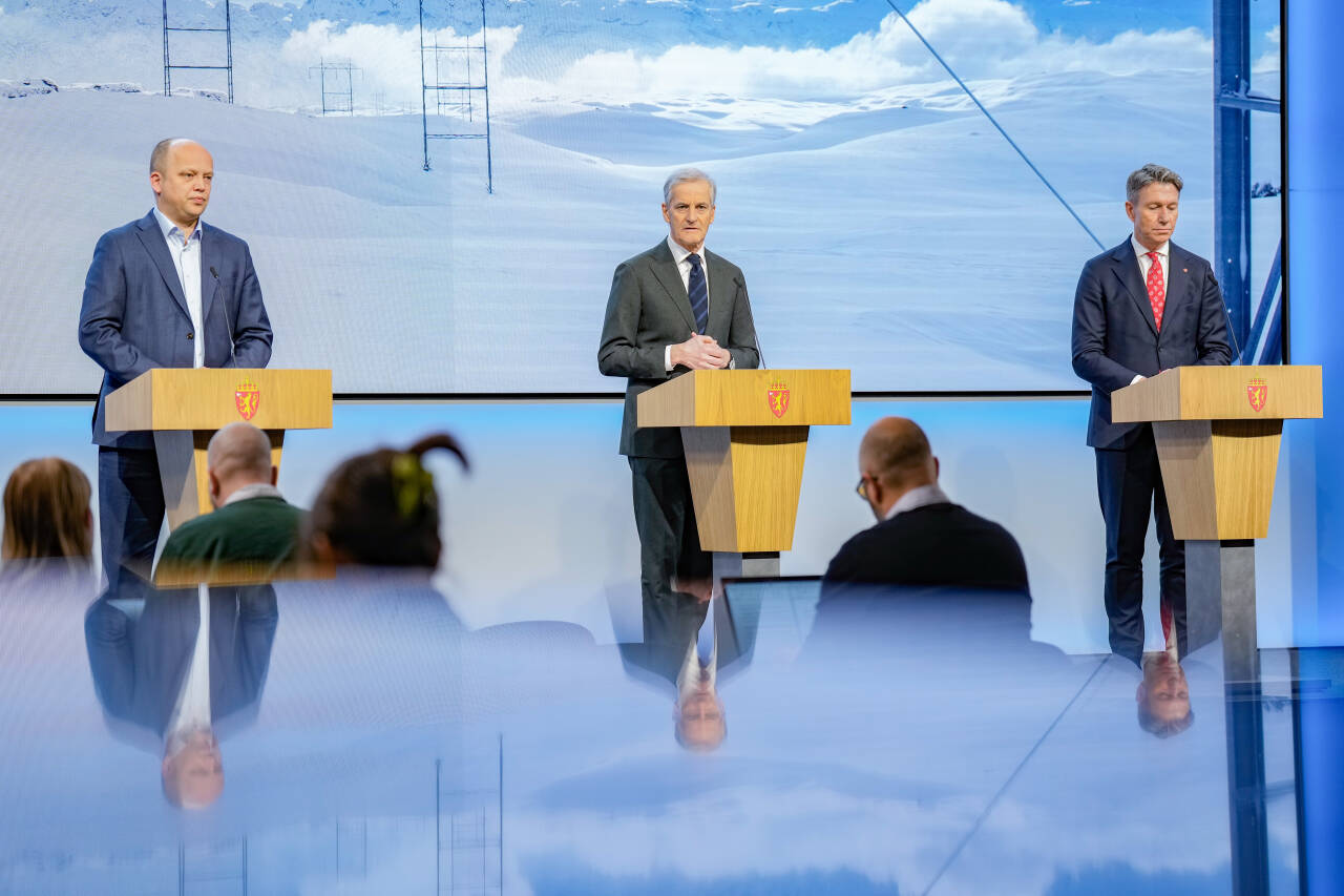 Statsminister Jonas Gahr Støre (Ap), finansminister Trygve Slagsvold Vedum (Sp) og olje- og energiminister Terje Aasland (Ap) under regjeringens pressekonferanse om strømtiltak denne uken. Foto: Fredrik Varfjell / NTB