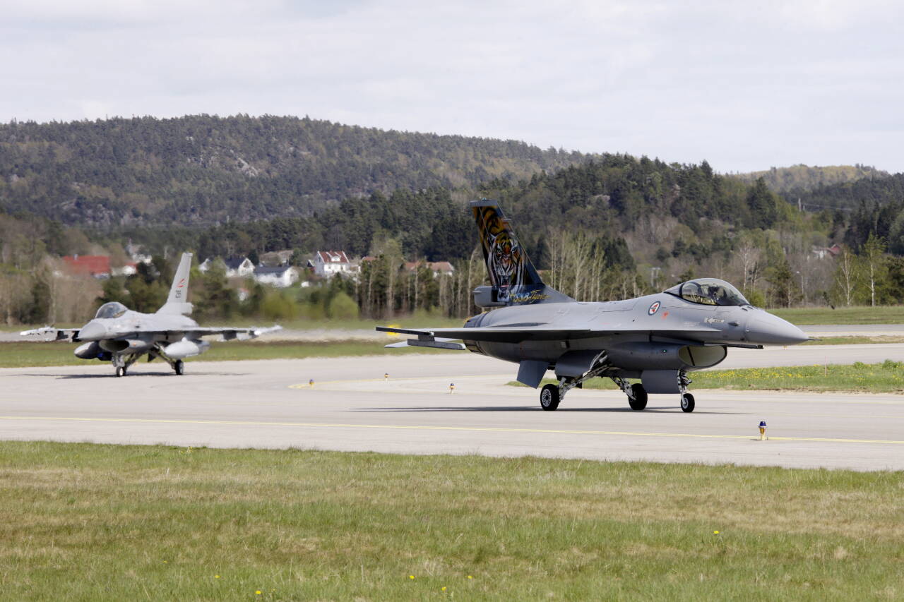 Norske F-16-fly kan gi Ukraina et overtak i krigen mot Russland. Det mener en forsvarsanalytiker. Flyene er i ferd med å fases ut til fordel for de mer moderne F-35, men kan relativt raskt være operative.Foto: Tor Erik Schrøder / NTB