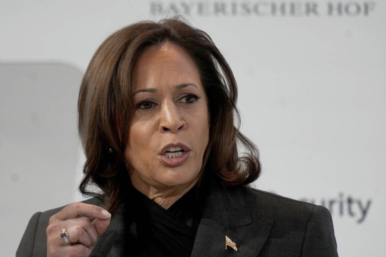 Russlands angrep på Ukraina er en forbrytelse mot menneskeheten, slår USAs visepresident Kamala Harris fast på sikkerhetskonferansen i München. Foto: Michael Probst / AP / NTB