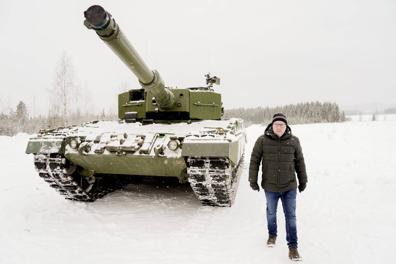 Regjeringen har lovet å sende stridsvogner av typen Leopard 2 til Ukraina, men vil ikke si hvor mange eller når de blir levert. Her er forsvarsminister Bjørn Arild Gram foran en Leopard 2A4 på Rena leir. Foto: Ole Berg-Rusten / NTB