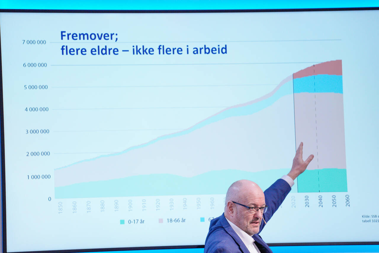 Helsepersonellkommisjonen, ved leder Gunnar Bovim, presenterer sin utredning om behovene for personell og kompetanse i helse- og omsorgstjenesten fram mot 2040 i Marmorhallen. Foto: Javad Parsa / NTB