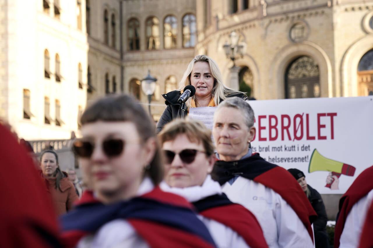 Maria Krohn Engvik, kjent som Helsesista under Helsebrølet,  en politisk uavhengig bevegelse, demonnstrerer på Eidsvolls plass foran Stortinget. Foto: Stian Lysberg Solum / NTB