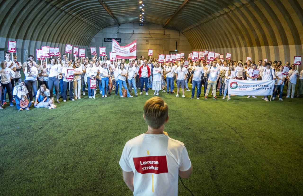 Lærerne nektet å godta det de mente var et for magert lønnstilbud fra kommunenes organisasjonen KS og gikk ut i streik på forsommeren i fjor. Lønnsoppgjøret i offentlig sektor lå langt under den gjennomsnittlige lønnsveksten i samfunnet og hele 2 prosentpoeng under prisveksten. Foto: Ole Berg-Rusten / NTB