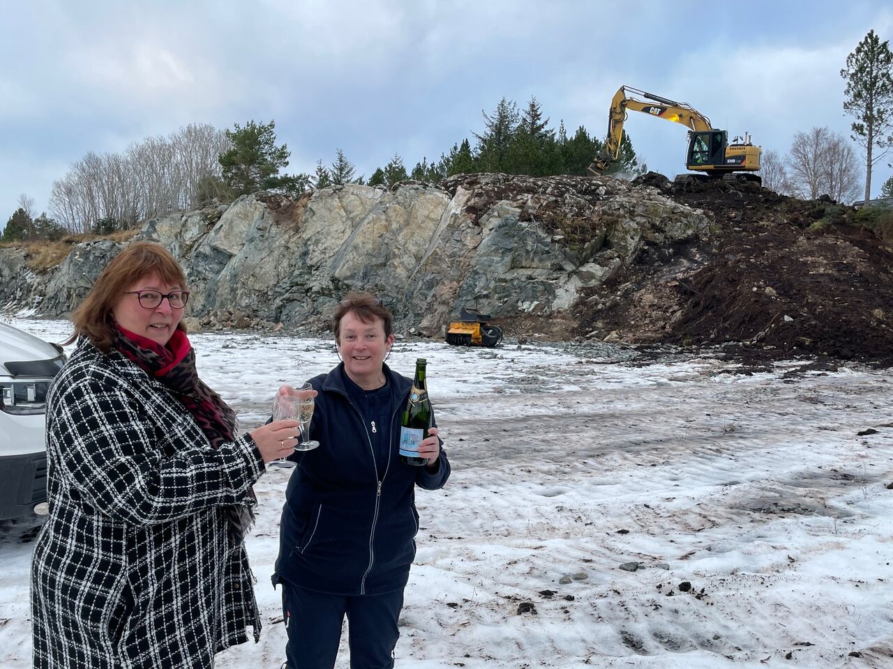 Søstrene Gunn og Birgith Jensen kan endelig feire for at de får bygge ny butikk på Innsmøla. Foto: Johnny Haldansen