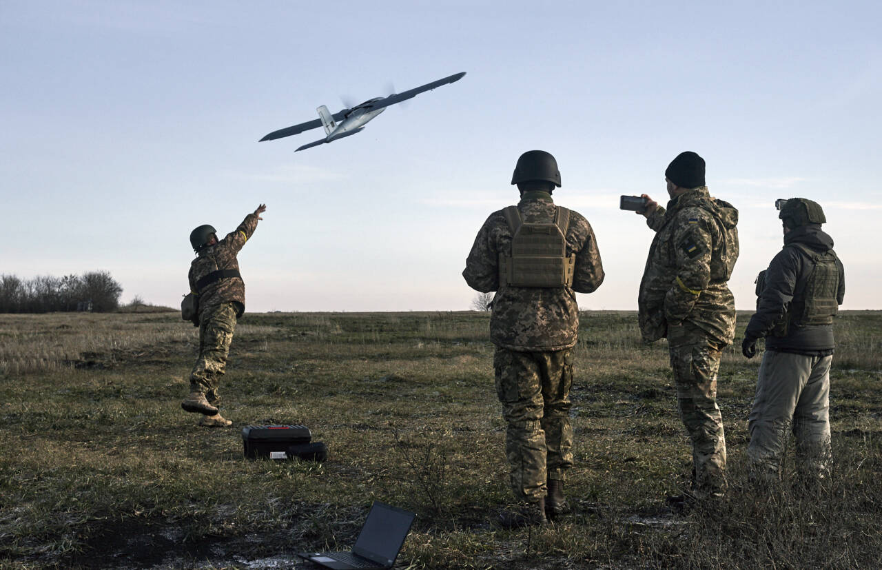 En ukrainsk soldat sender av gårde en drone i Donetsk. Krigsindustrien er svært nært et gjennombrudd der slike droner driver krigføring og tar avgjørelser om liv og død uten menneskelig innblanding. Foto: Libkos / AP / NTB