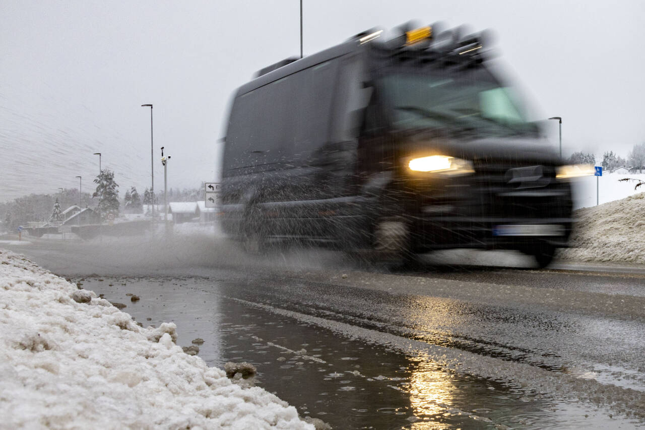 Det er mye vær i Norge, noe meteorologene advarer om stadig oftere. Her på riksvei 4 ved Elvetangen i Nittedal førte væromslag fra sprengkulde til varmegrader og regnvær til vanskelige kjøreforhold i romjulen. Foto: Paul Kleiven / NTB