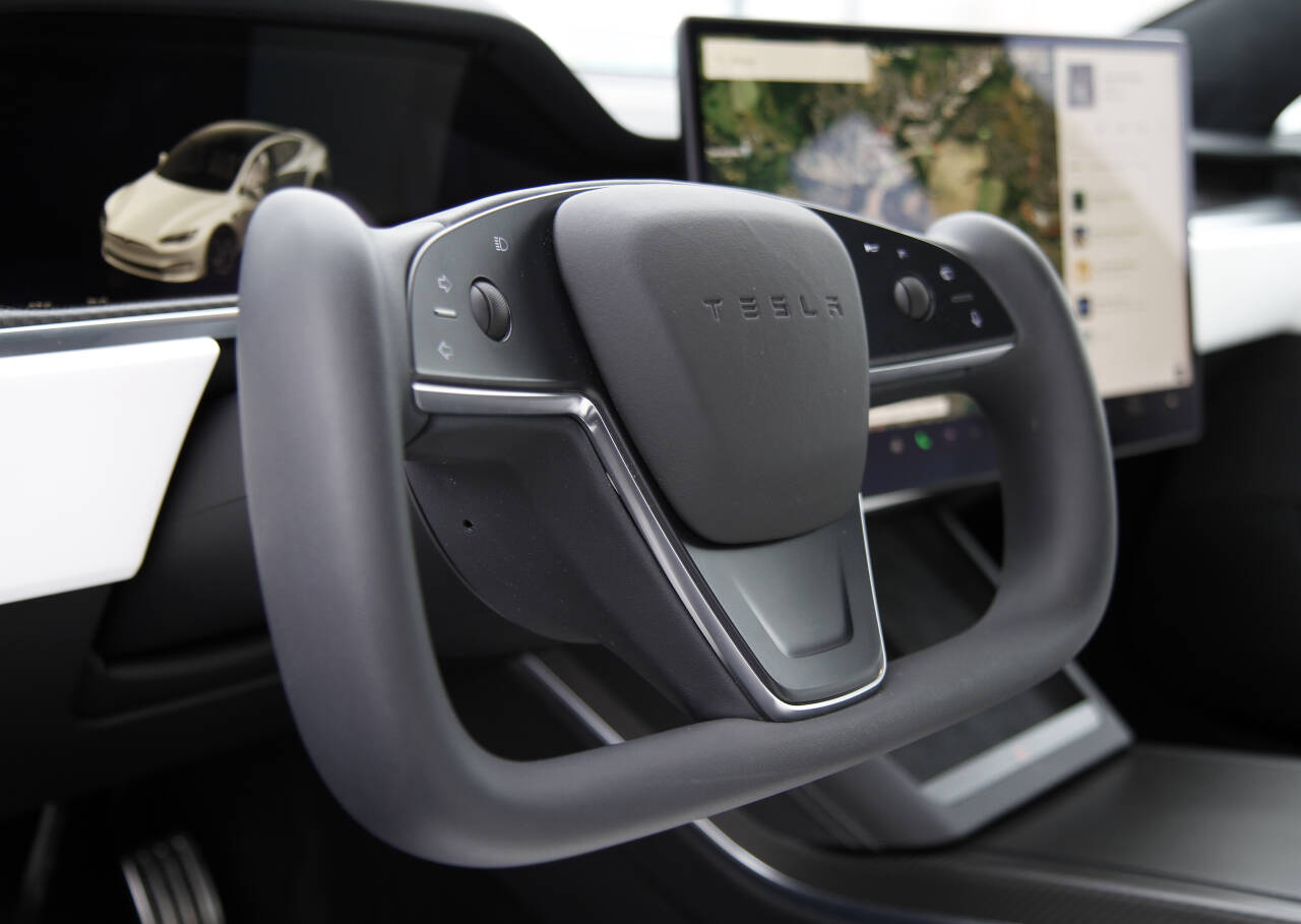 ALTERNATIV: Det er nå mulig å bestille Model S og X Plaid med vanlig ratt, ikke bare denne versjonen som Tesla kaller «yoke». Foto: Morten Abrahamsen / NTB