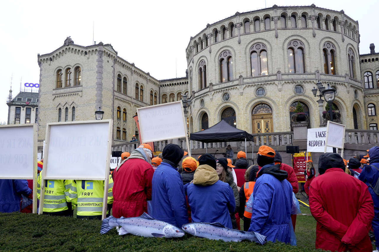Havbruksarbeidere demonstrer foran Stortinget mot den foreslåtte grunnrenteskatten. Foto: Terje Bendiksby / NTB