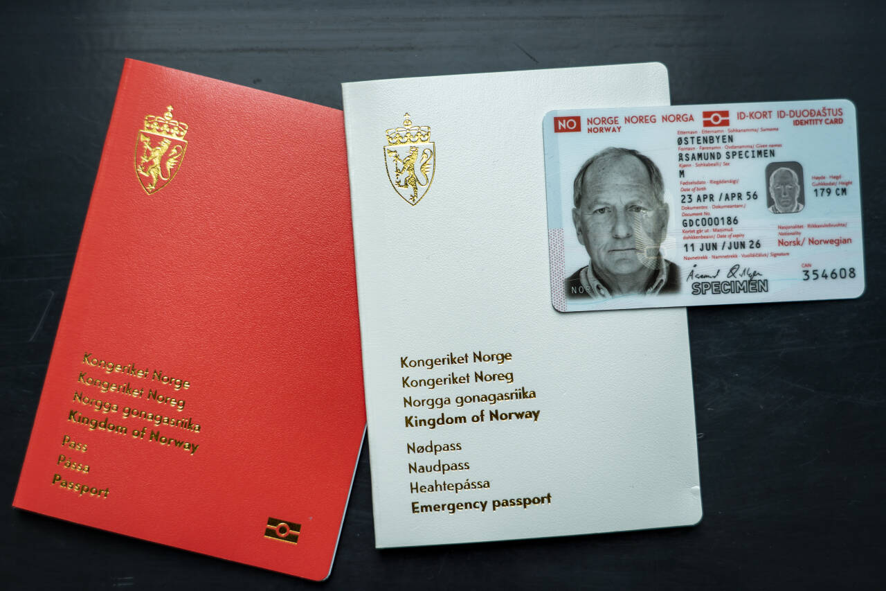 Illustrasjonsbilde av norske nasjonale pass og id-kort. Foto: Heiko Junge / NTB