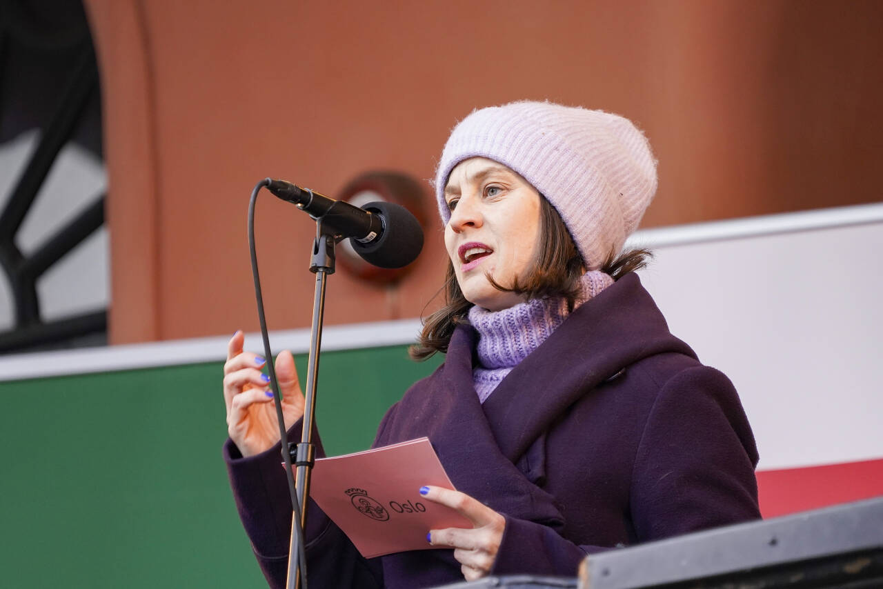 Oslo 20220315. Rina Mariann Hansen (Ap9, byråd for arbeid, integrering og sosiale tjenester i Oslo, holder appell på Youngstorget under solidaritetsmarkering for Ukraina i regi av LO, Unio og YS.Internasjonal fagbevegelse markerer verden over sin støtte til ukrainere etter krigshandlingene i Ukraina.Foto: Torstein Bøe / NTB