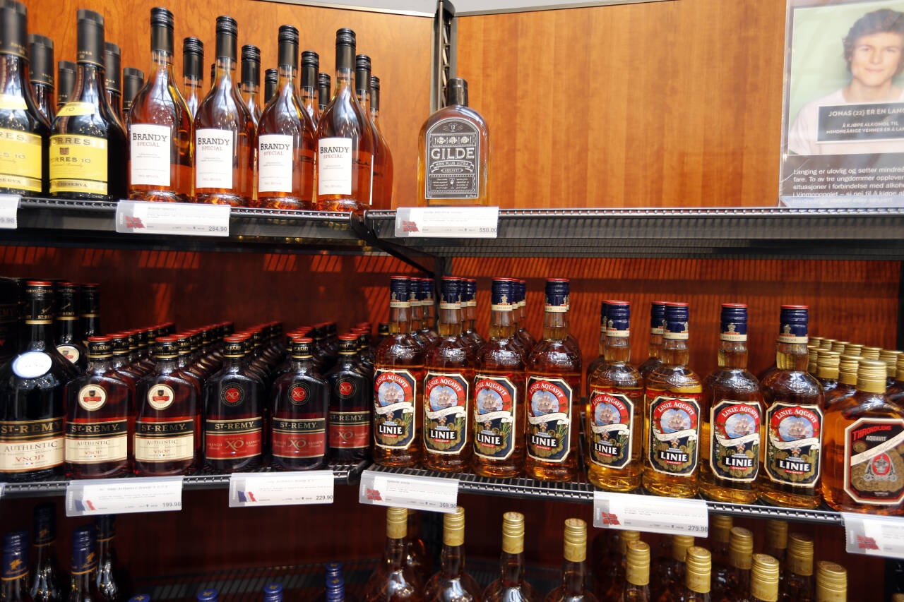 – Det er en direkte sammenheng mellom alkohol og dødelig kreft. er blant advarslene irer må lese på flaskene. Snart kan Norge følge etter. Foto: Lise Åserud / NTB