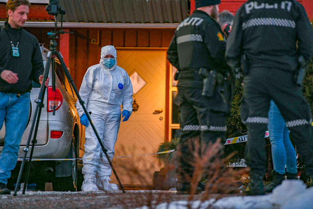 Politiet opplyser at den eldre mannen og kvinnen som torsdag ble funnet døde i en bolig i Molde sentrum, var skutt. Foto: Bjørn Brunvoll, Romsdals Budstikke / NTB
