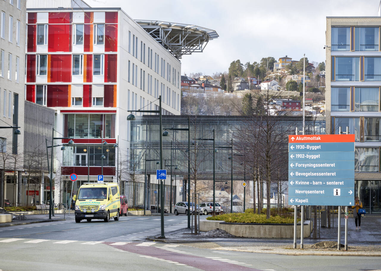 St. Olavs hospital innførte journalsystemet Helseplattformen for fire år siden, men ble i samme periode advart. Sykehusets ansatte opplever nå feil ved blant annet utskrivning av medisiner. Foto: Gorm Kallestad / NTB