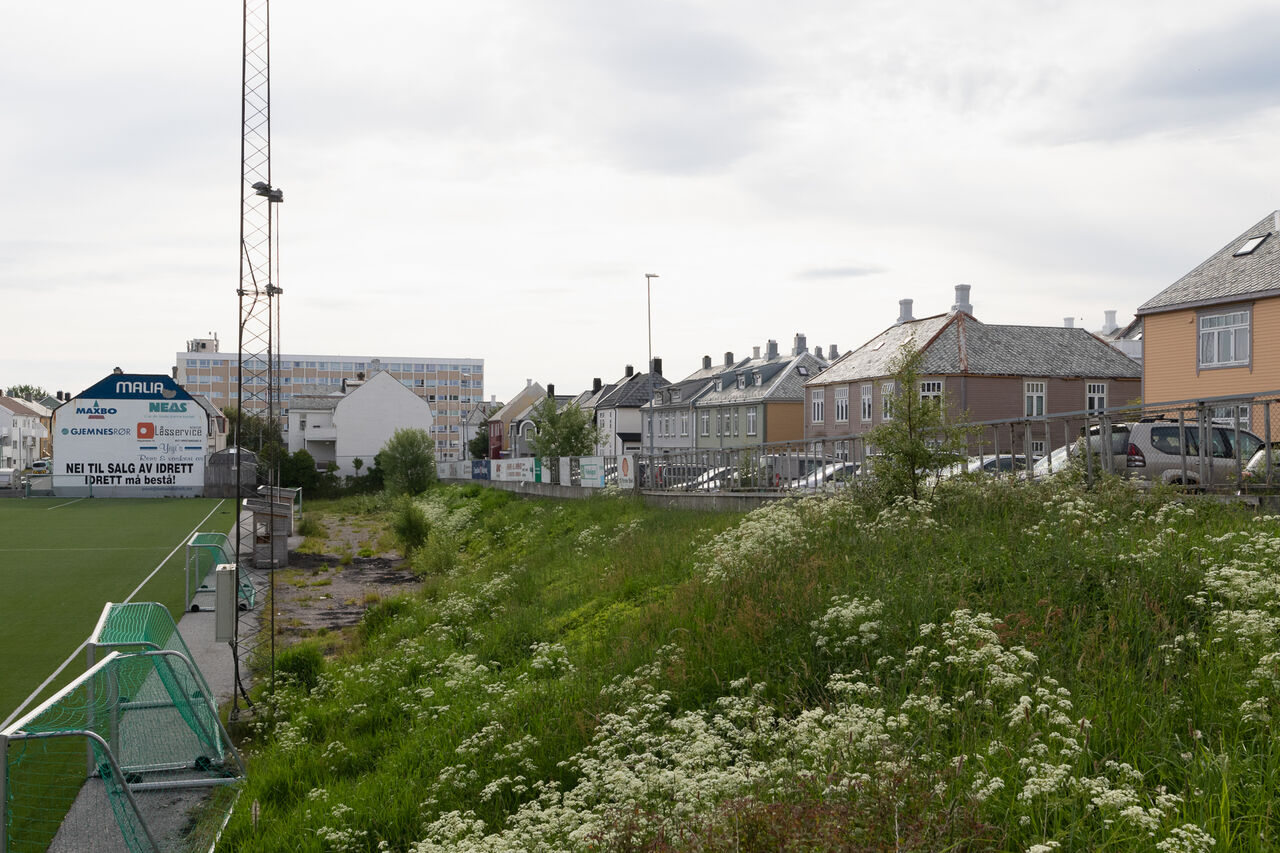 Arkivbilde av det aktuelle området som er tiltenkt som næringsareal ved Idrettsplassen i Kristiansund. Foto: Steinar Melby, NettStudio / KSU.NO