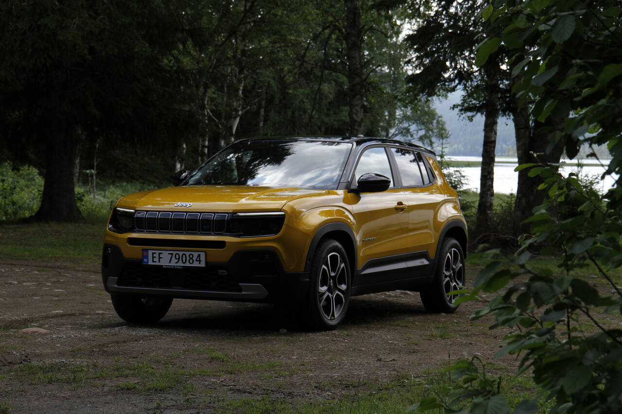 I TERRENGET: Jeep Avenger har flere terrengprogrammer, men det er i mye høyere grad en bil for bynære miljøer. Foto: Morten Abrahamsen / NTB