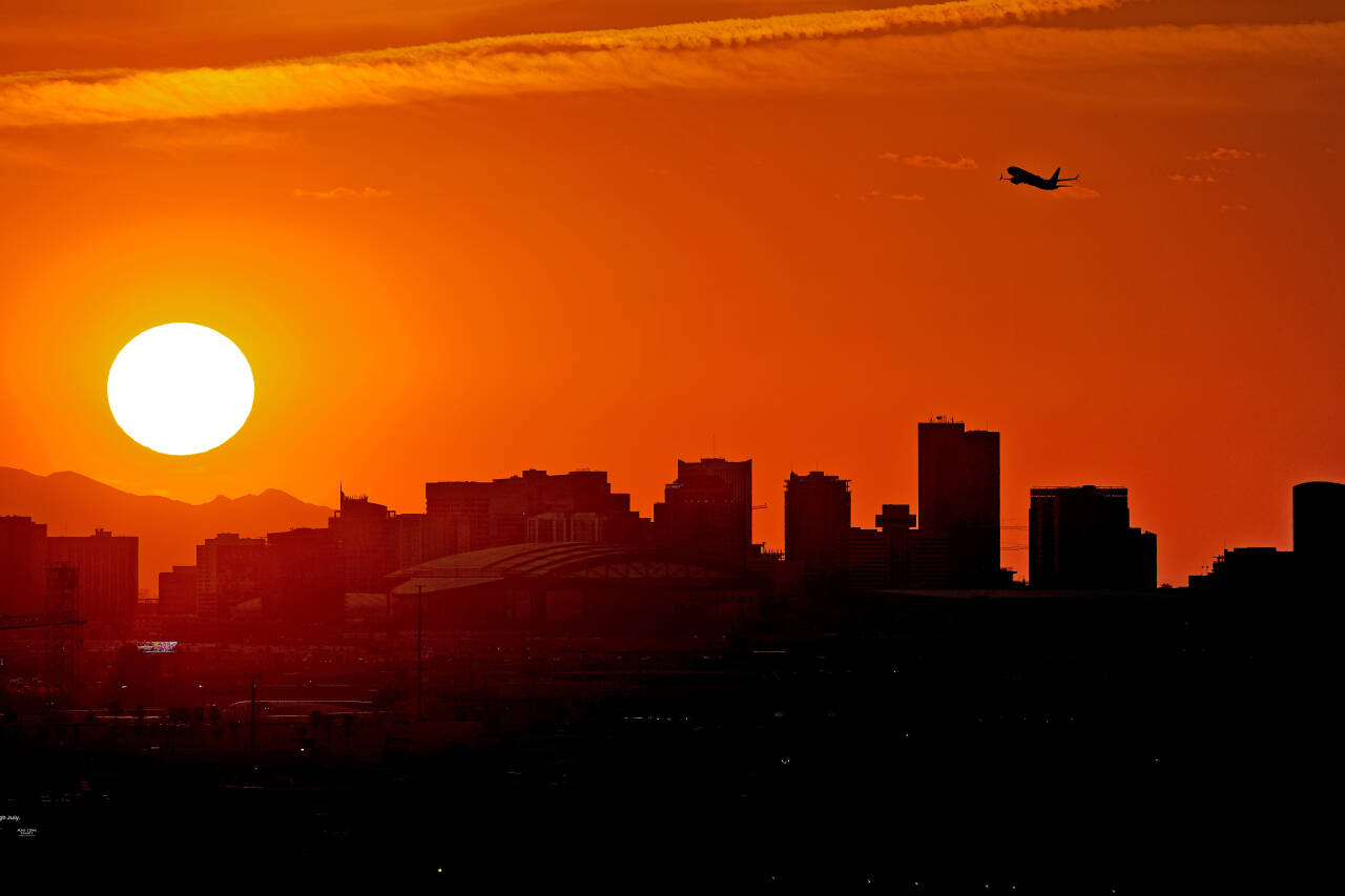 Solnedgang over Phoenix i USA, hvor det i juli ble målt over 43 grader over 20 dager på rad. USA er ett av landene som utgjør G20. Foto: Matt York / AP / NTB