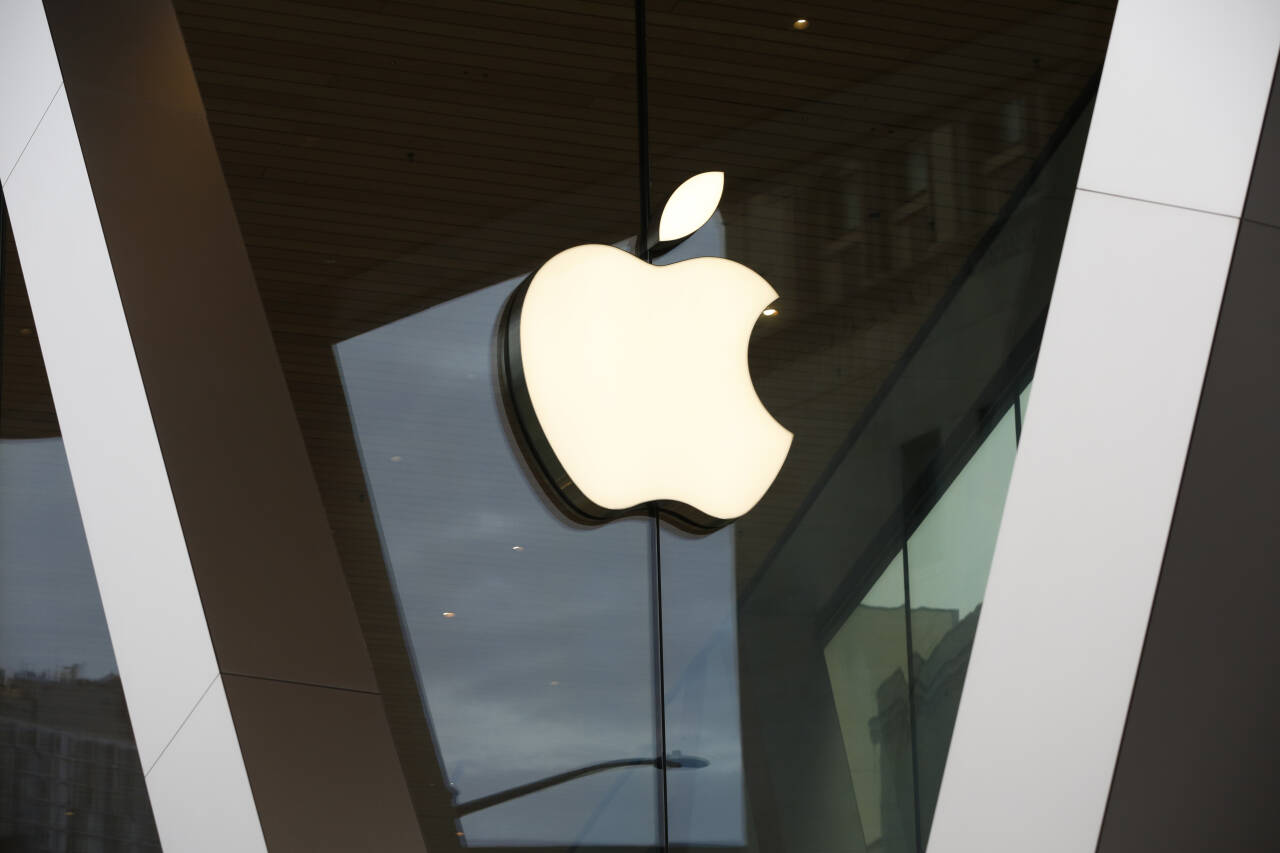 Apple nådde nye høyder fredag, med en sluttkurs som verdsetter teknologigiganten til over 3 billioner dollar. Illustrasjonsfoto: Kathy Willens / AP / NTB