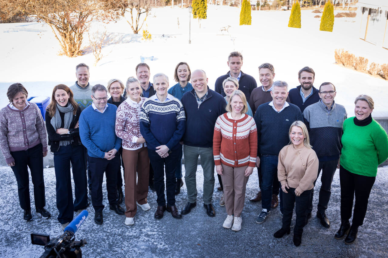 Regjeringen på budsjettkonferanse på Klækken i mars. Da var fortsatt Anette Trettebergstuen og Ola Borten Moe (bak i midten) del av regjeringen. Foto: Alf Simensen / NTB