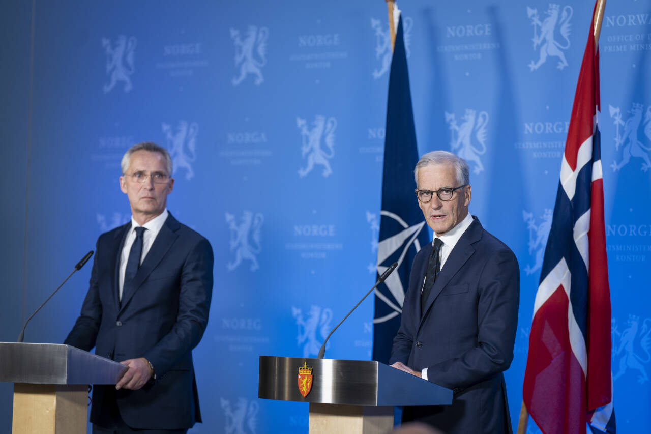 Statsminister Jonas Gahr Støre (t.h.) er fornøyd med at Jens Stoltenberg fortsetter som Natos generalsekretær i ett år til. Foto: Heiko Junge / NTB