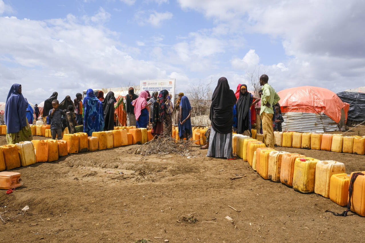 Somaliere som er fordrevet av tørke, står i kø for fylle vann på kanner. FN fastslår at verden er langt unna for å oppnå bærekraftmålene, som blant annet går ut på å bekjempe klimaendringene og sikre folk tilgang på rent vann og sanitære forhold. Arkivfoto: Mohamed Sheikh Nor / AP / NTB
