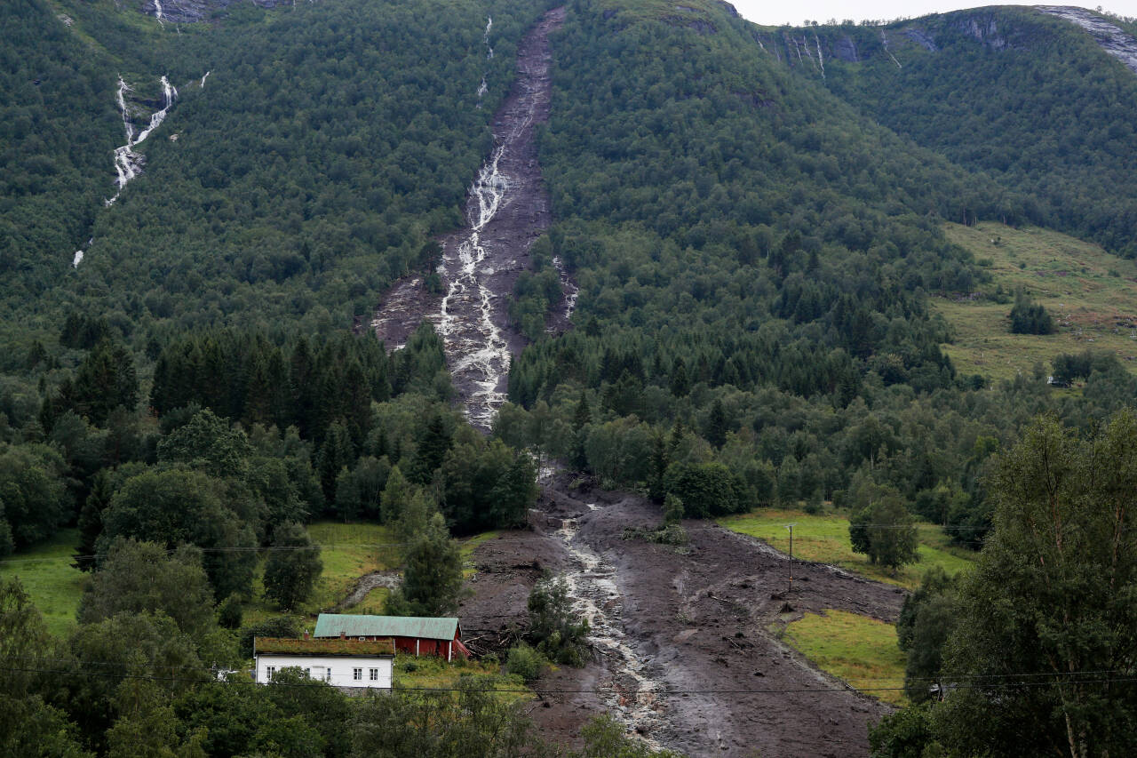 Skredene i Vistdalen i Molde kommune vasket med seg alt i sin vei søndag. Foto: Frederik Ringnes / NTB