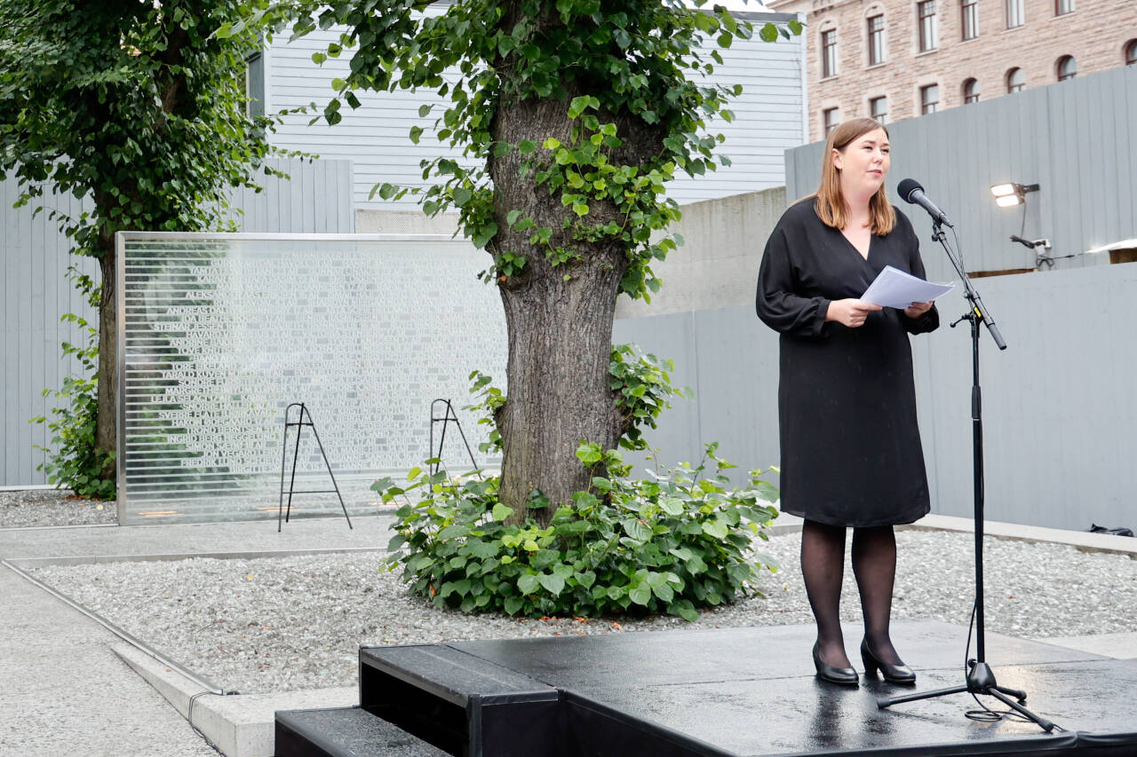 Leder Astrid Hoem i AUF talte under minnemarkeringen på minnestedet foran Høyblokka i Regjeringskvartalet, 12 år etter terrorangrepet 22. juli 2011. Foto: Tor Erik Schrøder / NTB