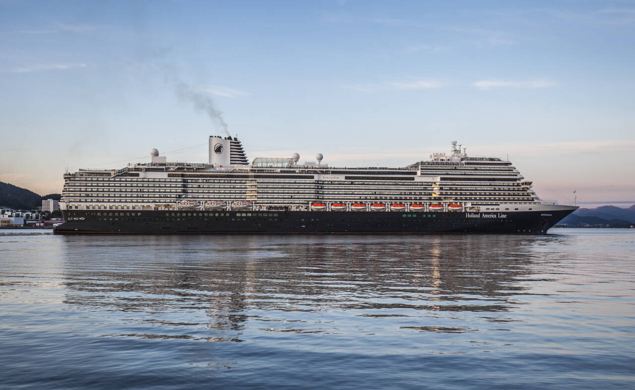 2023 blir et rekordår for cruiseturisme i Norge. Her ser vi cruiseskipet MS Koningsdam fra Holland America Line, på vei ut fra Ålesund. Skipet har plass til 2600 passasjerer. Foto: Halvard Alvik, NTB