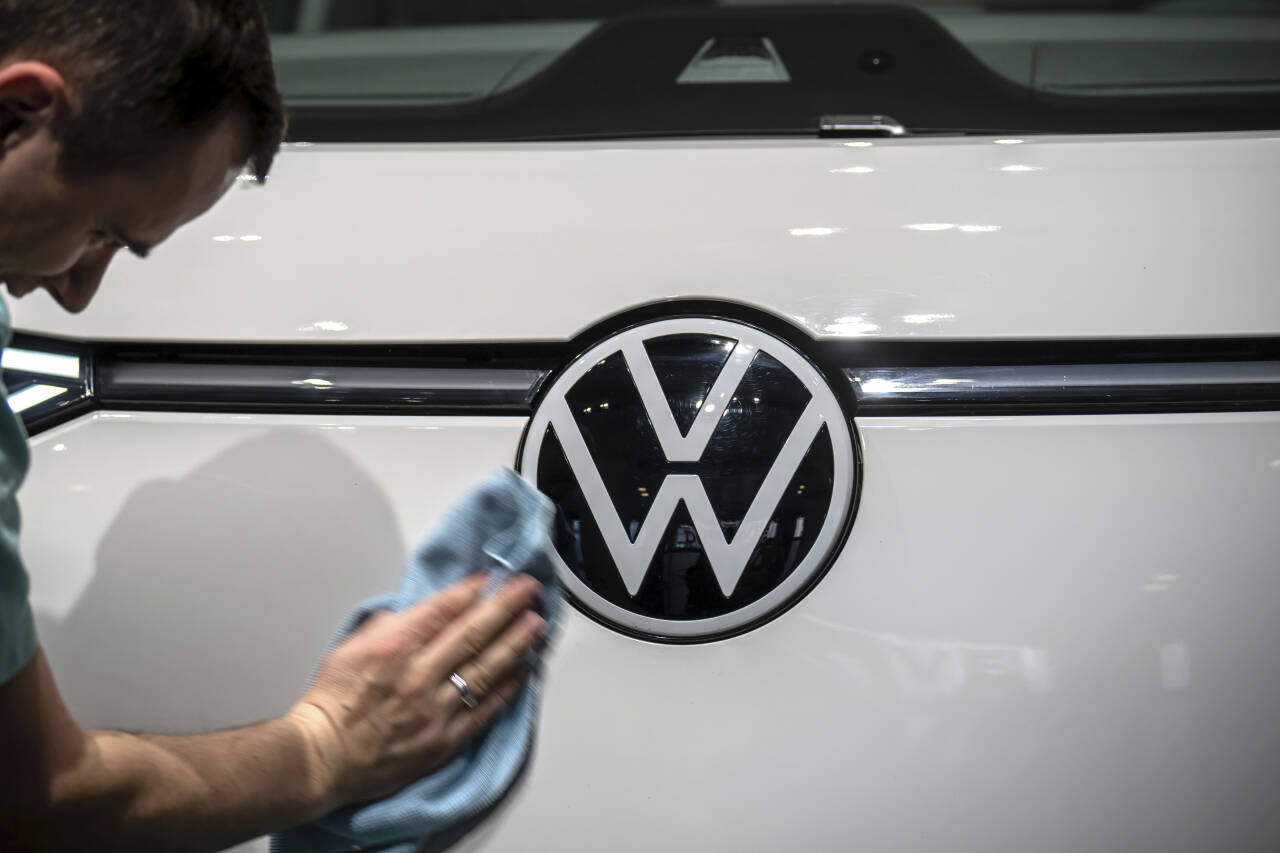 Volkswagens elbilsalg, her ved modellen ID.Buzz, utgjør nå 7,4 prosent av salget av nye VW-biler.  Arkivfoto: Michael Kappeler / DPA / AP / NTB