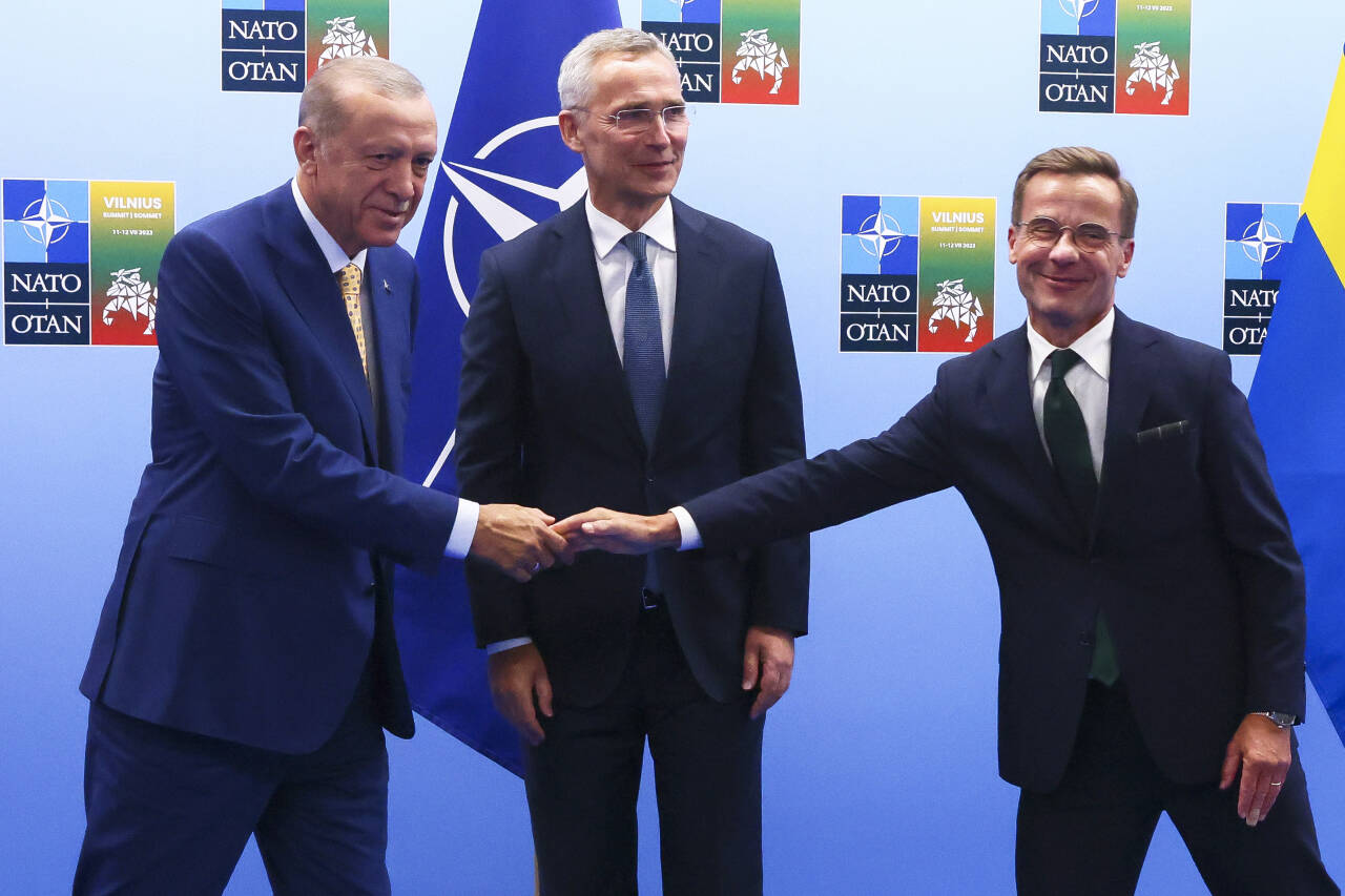 Tyrkias president Recep Tayyip Erdogan (t.v.) og Sveriges statsminister Ulf Kristersson ble mandag enige om at Sverige skal få bli med i Nato. Avtalen ble kunngjort av Natos generalsekretær Jens Stoltenberg mandag kveld. Foto: AP / NTB