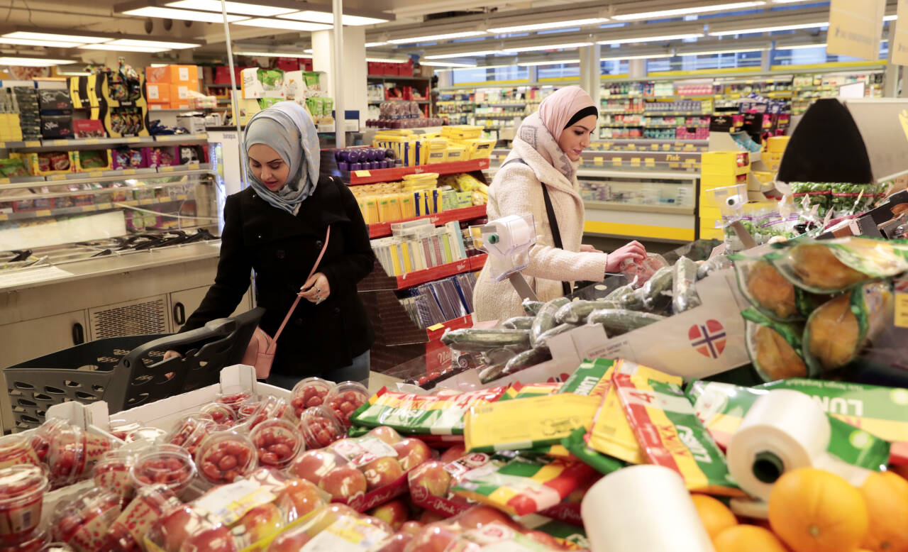 Ekspertene mener det er slutt på raske, kollektive prishopp på matvarer i butikkene. Måten butikkjedene forhandler med leverandørene har endret seg. Foto: Lise Åserud / NTB