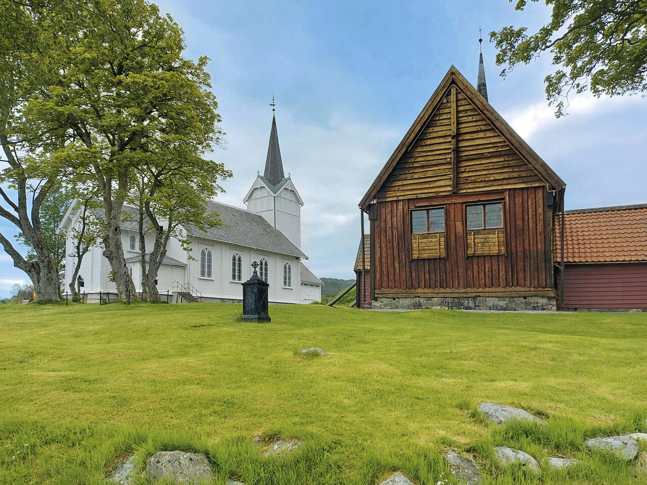 Kvernes kulturområde med begge kirkene, Klippen og museet er arena for mange arrangementer. Foto: Terje Holm