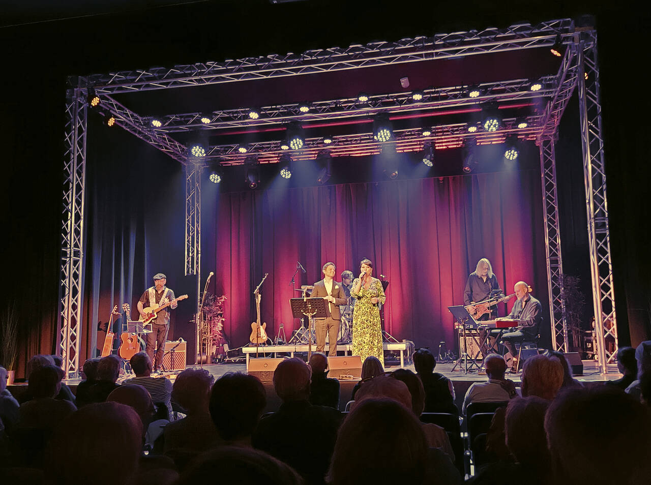 En trivelig konsert i kulturfabrikken med mange kjente lokale artister. Her synger Inger Lise Bøe sammen med Ole Andreas Silseth. Foto: Terje Holm