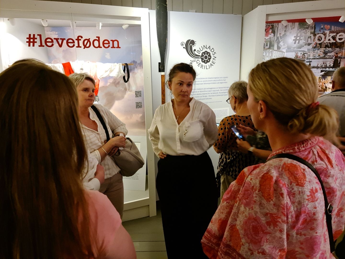 Anja Cecilie Solvik, initiativtaker og tidligere leder av Bunadsgeriljaen, var til stede på Kongsvinger da utstillingen åpnet. Foto: Mona Pedersen