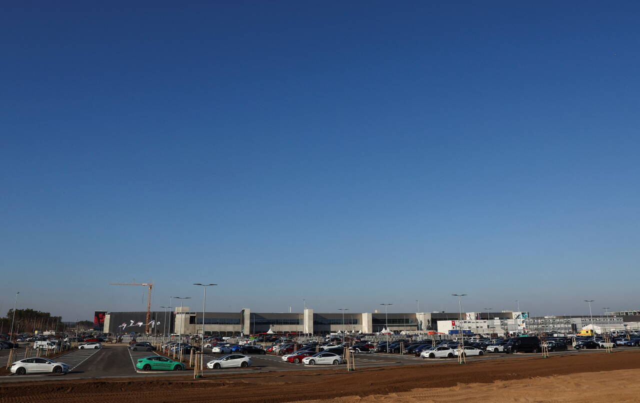 EUROPA: Tesla åpnet sin første fabrikk i Europa i mars 2022, i Gruenheide ved Berlin. Nå ser selskapet på nye lokasjoner i Spania. Foto: Lisi Niesner / Reuters