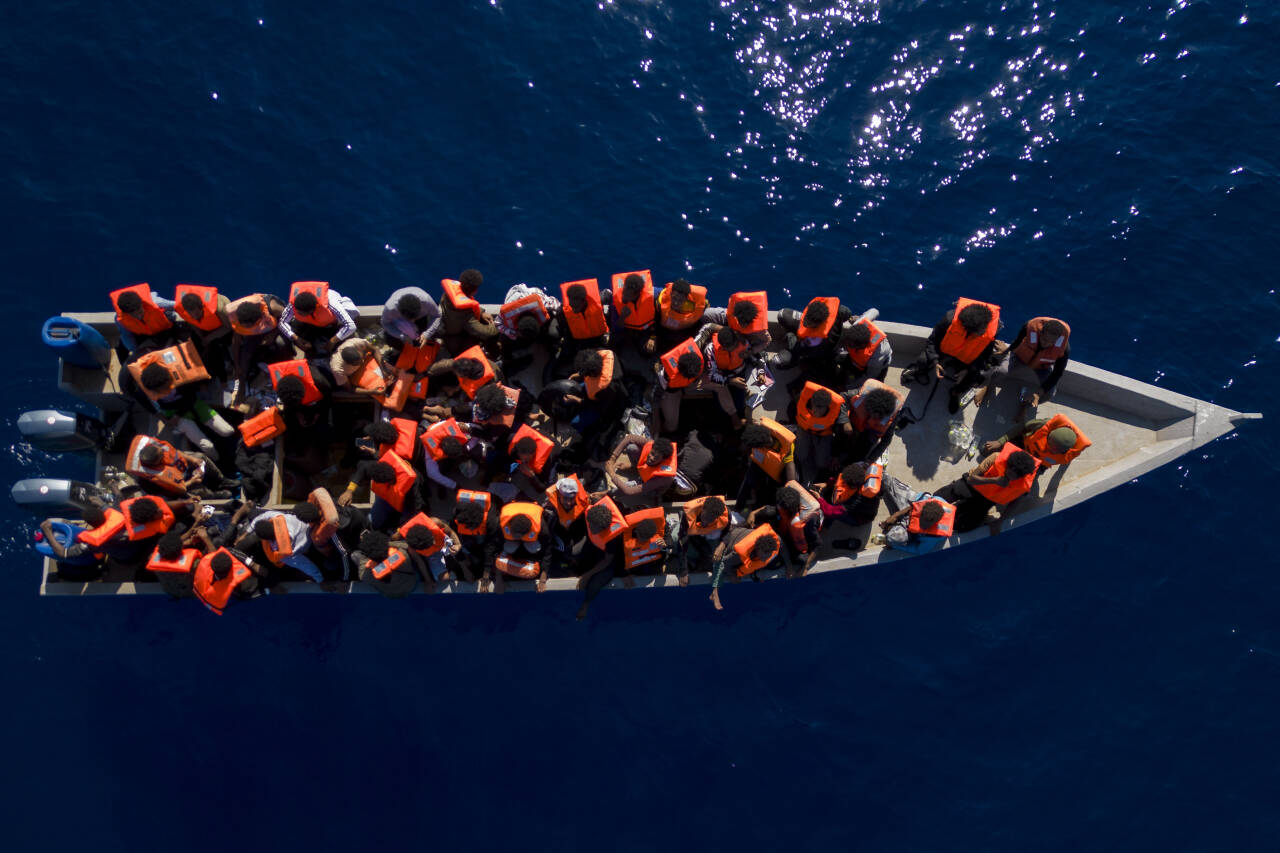 Migranter fra Eritrea, Libya og Sudan ses i en overfylt trebåt før de får hjelp av den frivillige spanske hjelpeorganisasjonen Open Arms, i Middelhavet, omtrent 30 mil nord for Libya, lørdag 17. juni. Foto: Joan Mateu Parra / AP / NTB