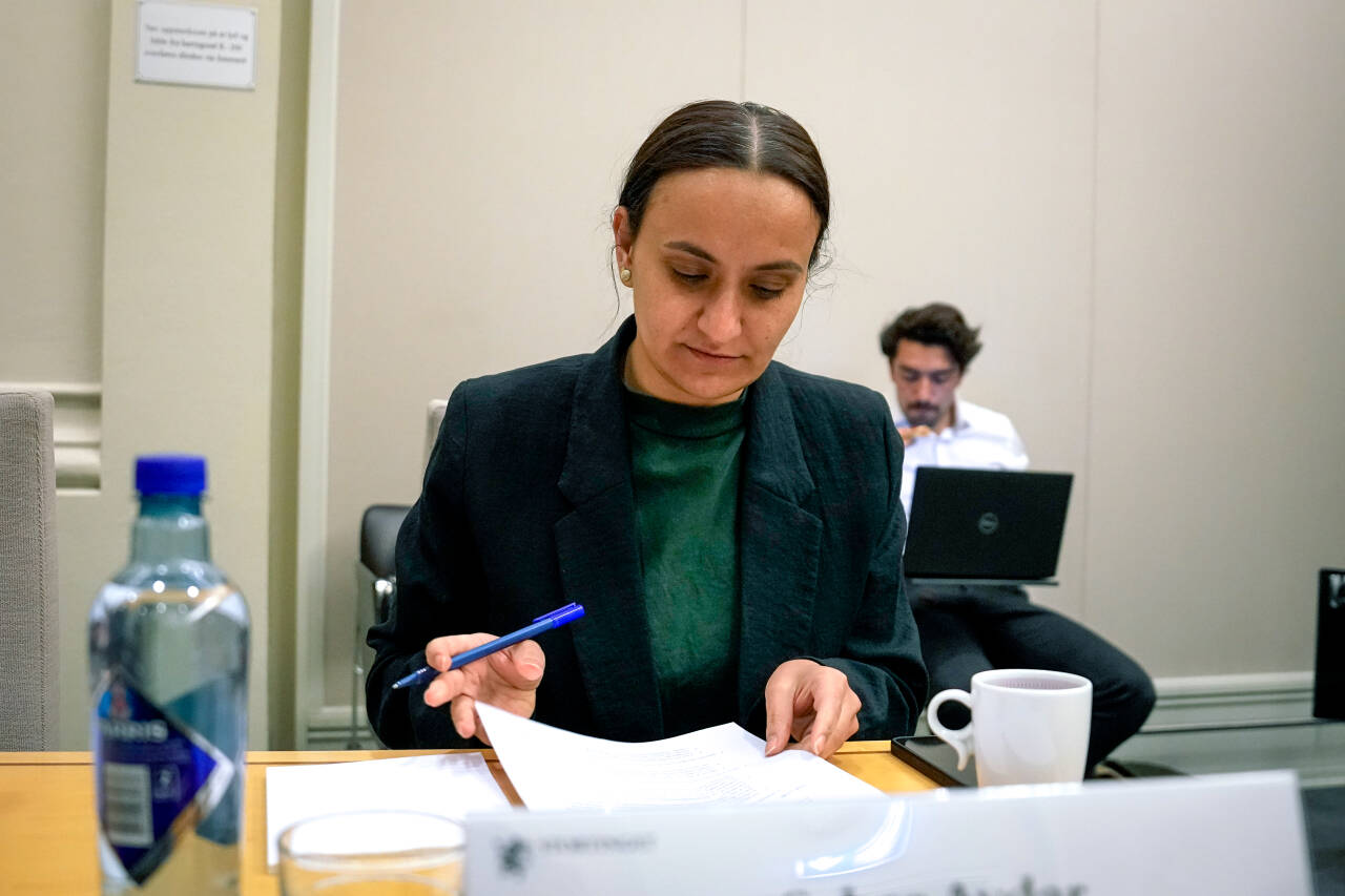 Seher Aydar (R) vil ha en bredere gjennomgang av departementenes håndtering av habilitetssaker. Foto: Beate Oma Dahle / NTB