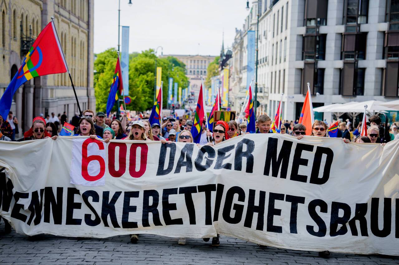 Fosen-aksjonistene i tog på Karl Johan lørdag. Foto: Javad Parsa / NTB