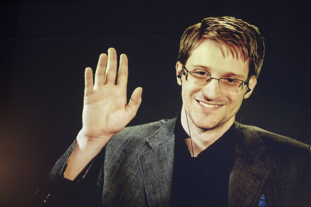 Edward Snowden viste verden omfanget av personovervåking gjennomført av amerikanske myndigheter. Ti år etter lever han fortsatt i eksil i Moskva og er ettersøkt av amerikanske myndigheter for spionasje. Bildet er tatt i 2015 da han ble tildelt Bjørnsonprisen og holdt takketale via videolink. Foto: Svein Ove Ekornesvåg / NTB