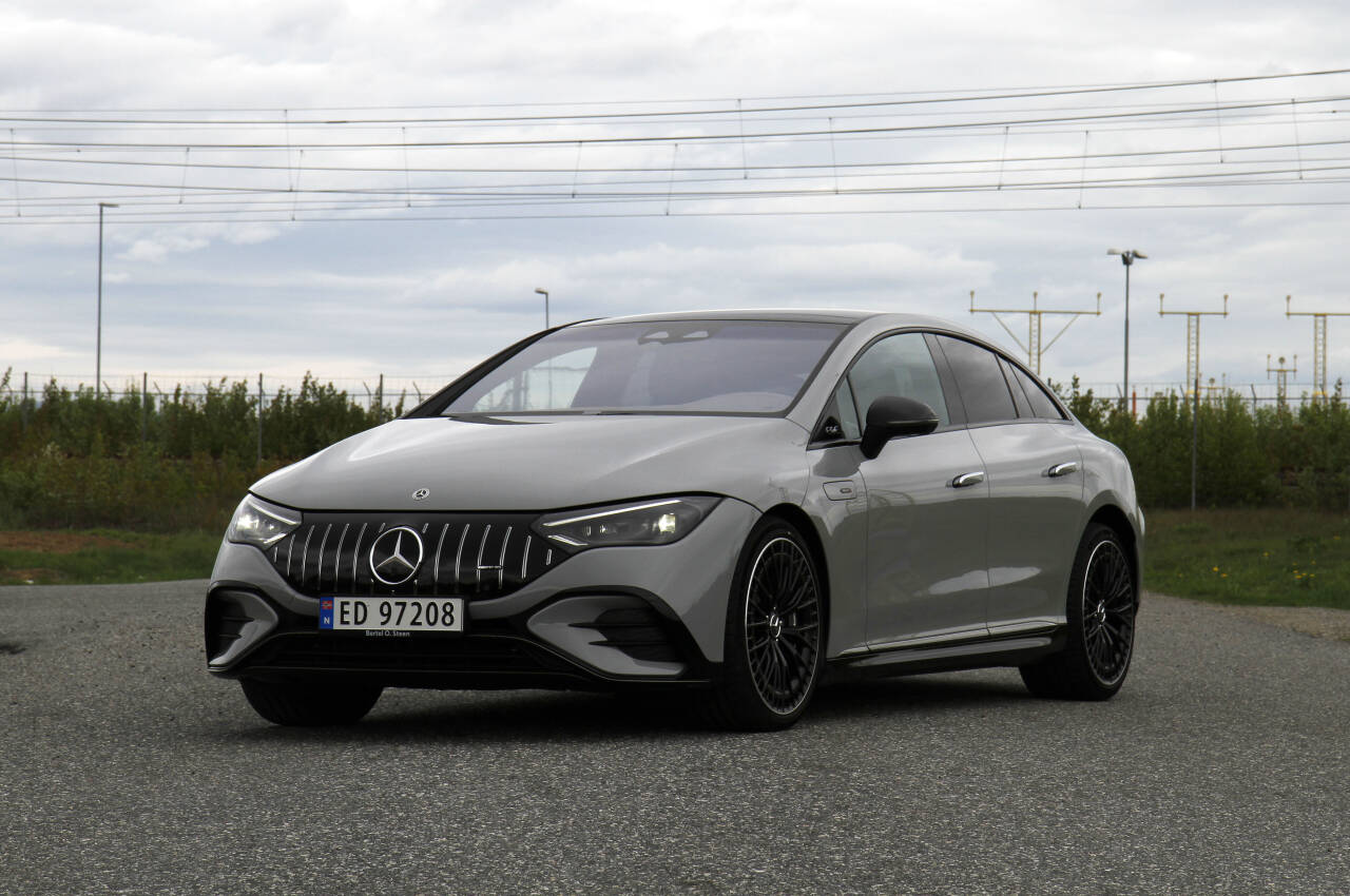 FAMILIERACER: Mercedes EQE i AMG-utgave er ekstremt kvikk, i tillegg har den greit med plass til familien. Foto: Morten Abrahamsen / NTB