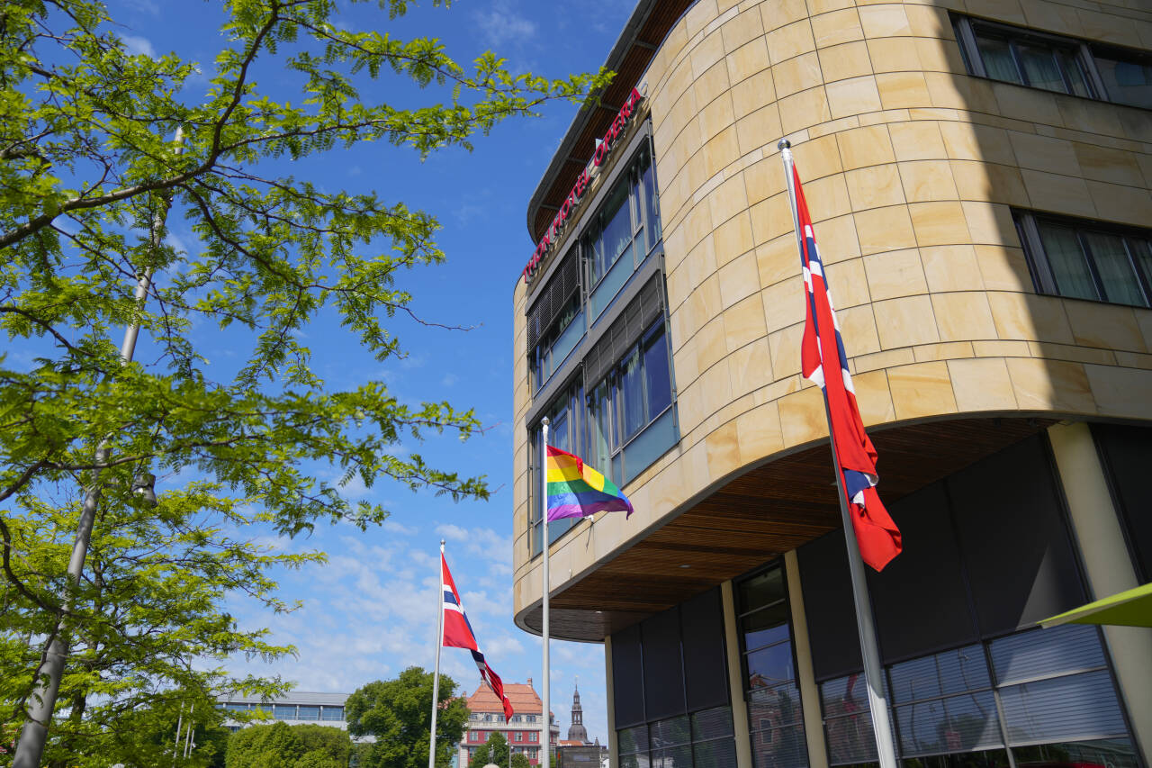 Thon Hotel Opera i Oslo har heist regnbueflagget.. Foto: Fredrik Varfjell / NTB