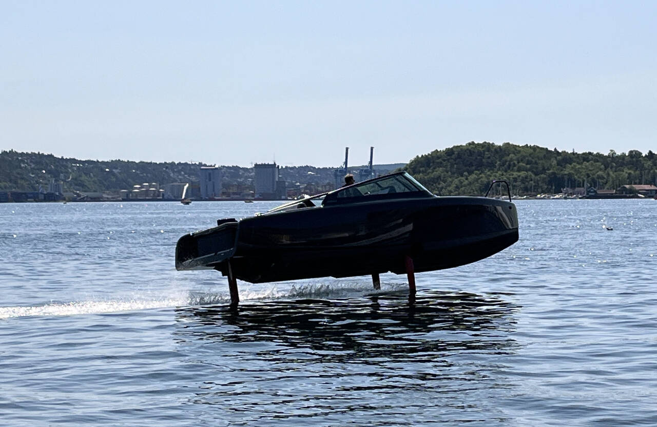UTEN BØLGER: Hydrofoilbåten lager minimalt med bølger. Foto: Morten Abrahamsen / NTB