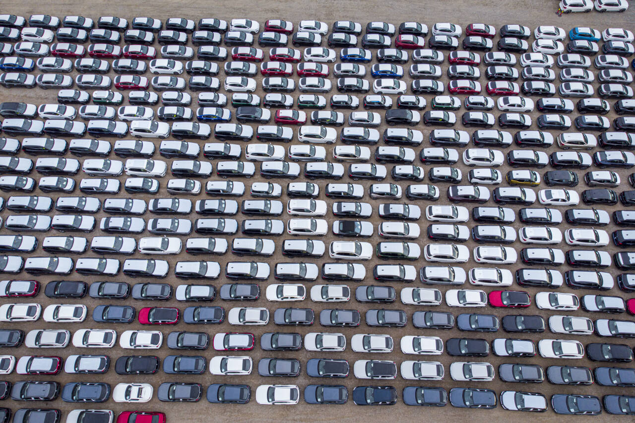 HOPER SEG OPP: Importørene registrerte et stort antall biler i desember, slik at bilene skulle unngå de nye avgiftene fra nyttår. Dyrtiden har gjort at mange av dem fortsatt står på lager. Foto: Heiko Junge / NTB