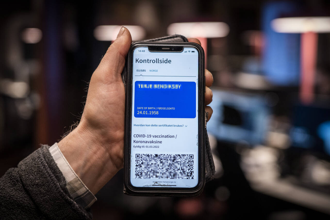 Mange av oss ble kjent med EUs koronasertifikat – som også Norge var med på – da pandemien sto på som verst. Nå vil WHO bruke systemet som utgangspunkt for å bygge et globalt system for helsesertifisering. Illustrasjonsfoto: Ole Berg-Rusten / NTB