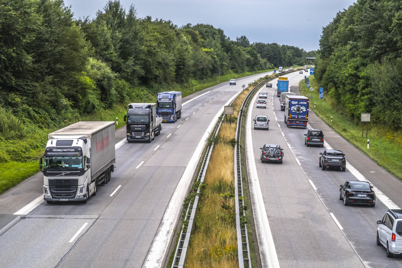 BELASTNING: Langkjøring i høye hastigheter krever mye av bilen. Da er det viktig at den er i god stand. Foto: Halvard Alvik / NTB