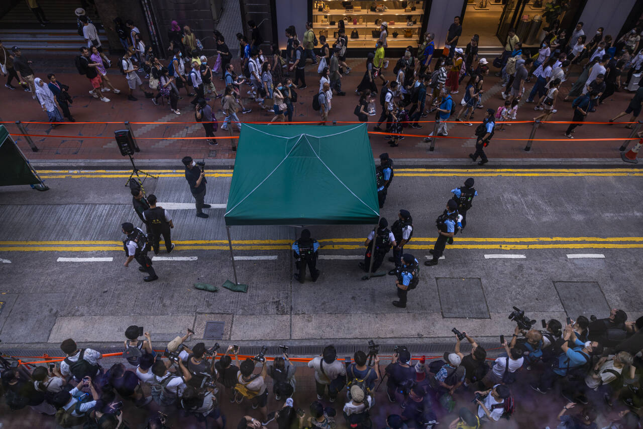 Politiet i Hongkong var søndag utplassert nær Victoria Park, der de stanset og kontrollerte folk som de mistenkte ville markere 34-årsdagen for massakren på Den himmelske freds plass i Beijing. Foto: Louise Delmotte / AP / NTB