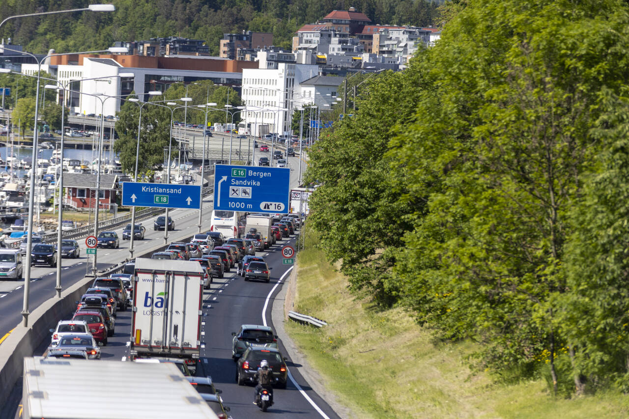 FØLG MED: Statens vegvesen oppfordrer til oppmerksomhet i trafikken. Foto: Frederik Ringnes / NTB